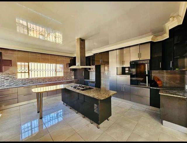 4 BEDROOM FREEHOLD TO LET IN MODEL PARK